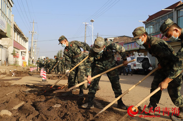 武警官兵開(kāi)展清淤工作。人民網(wǎng) 甘海瓊攝