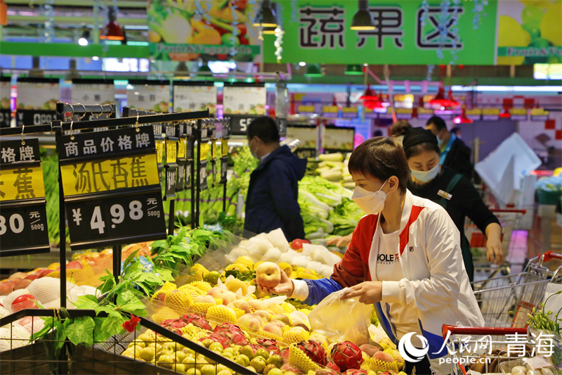 9月5日，西寧市某超市里購物的市民。人民網(wǎng) 張皓芃攝