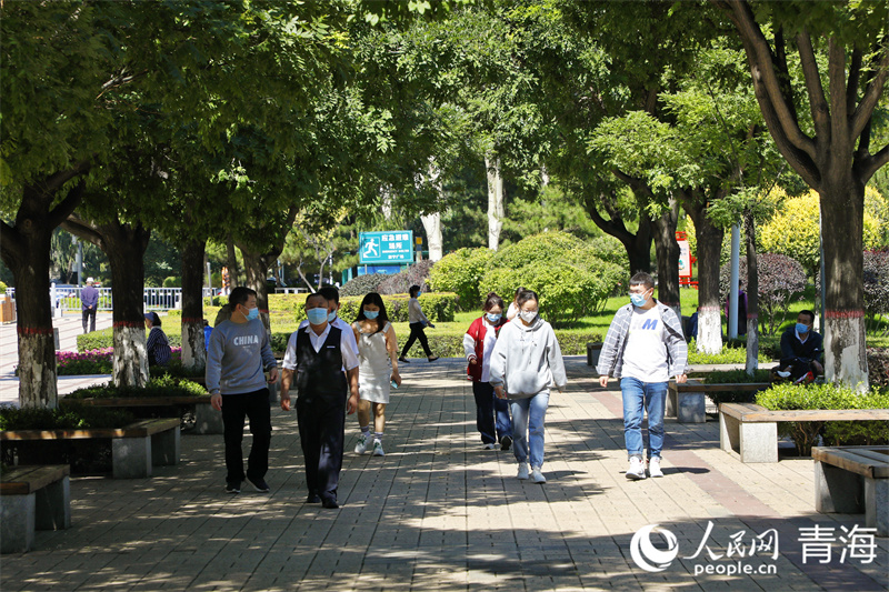 9月5日，西寧市新寧廣場上的市民。人民網(wǎng) 張皓芃攝