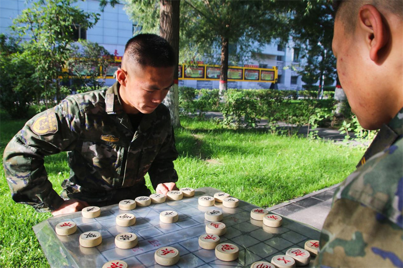 象棋對弈。劉進峰攝