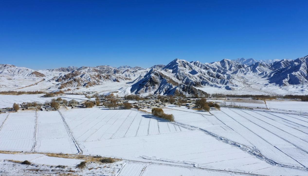 雪山與農(nóng)田。莫佳寅 先宮攝