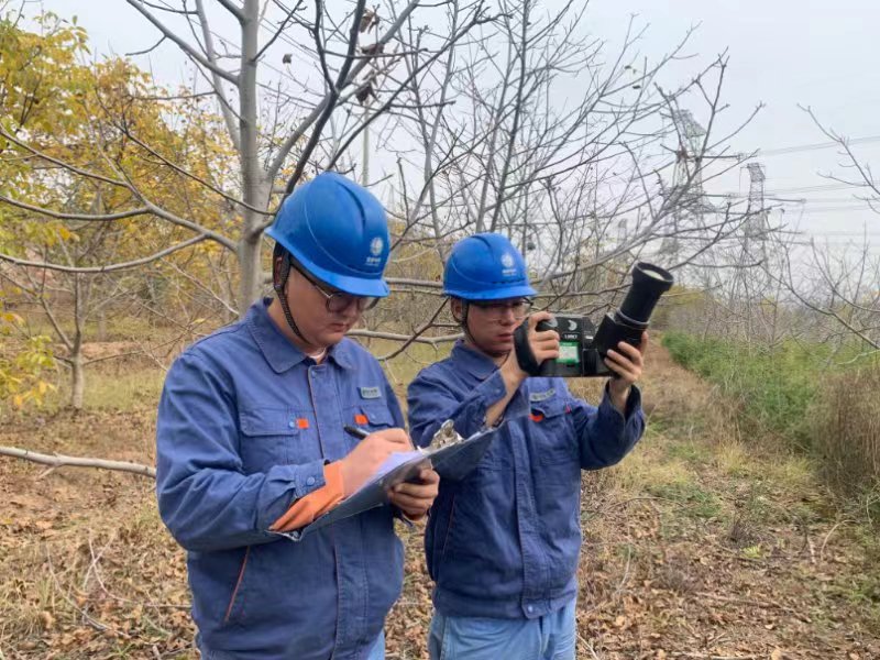 國(guó)網(wǎng)海東供電公司駐守民和縣的電纜班員工侯天錄、姜永宏對(duì)110千伏園曙 II回電纜線路開(kāi)展巡視和測(cè)溫工作。楊宵攝