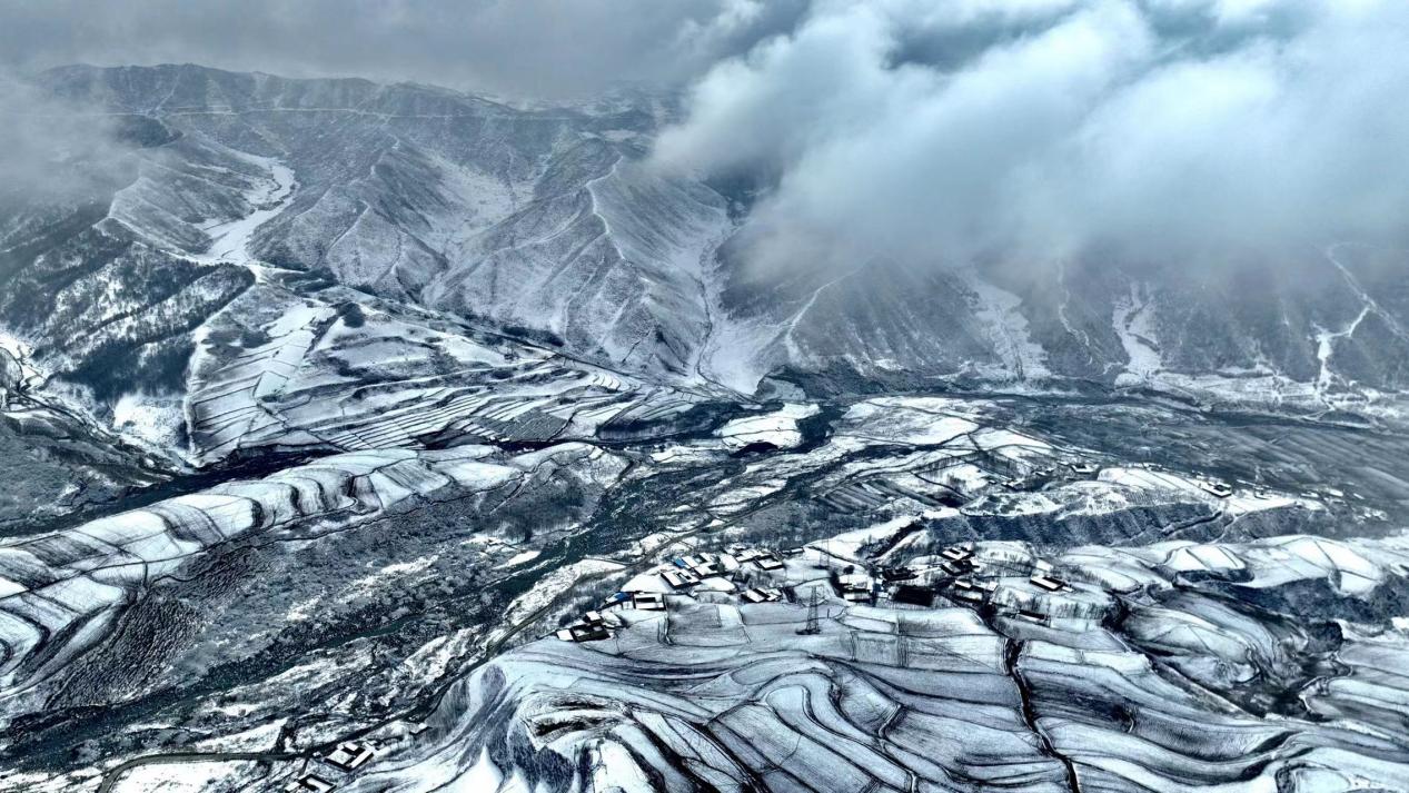 遠(yuǎn)處云霧繚繞，近處村落零星，雪后化隆宛如一幅水墨畫。李玉峰攝