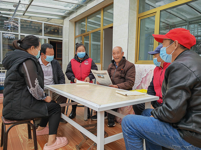 11月11日湟水新聲宣講團(tuán)在攔隆口鎮(zhèn)卡陽(yáng)村農(nóng)戶家中進(jìn)行宣講。湟中區(qū)委宣傳部供圖