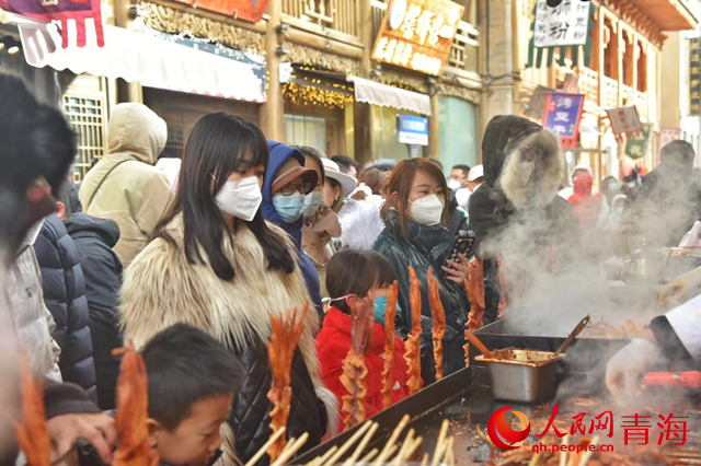 攤位前的市民游客。人民網 陳晶攝