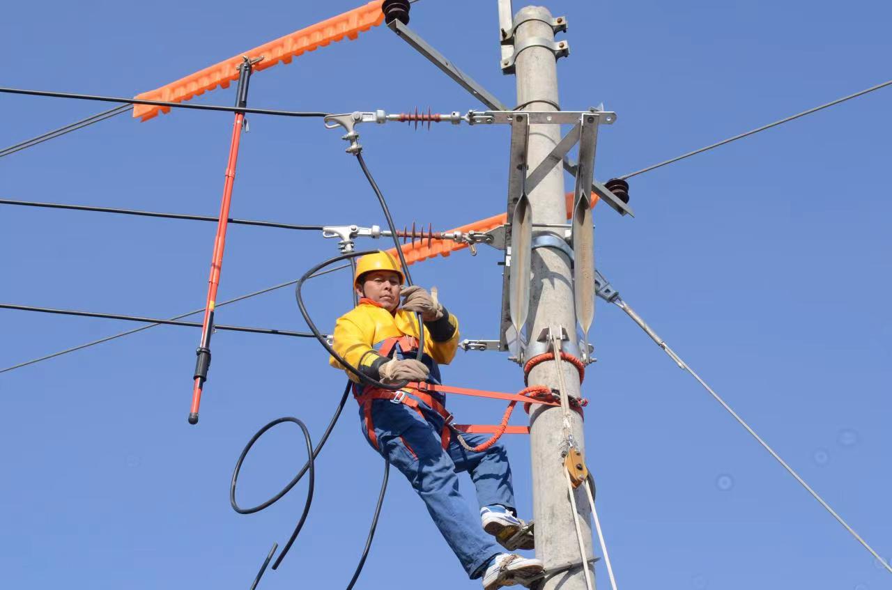 國網海東供電公司員工對樂都區(qū)110千伏蘭湯線開展防風害專項檢查。李永鵬攝