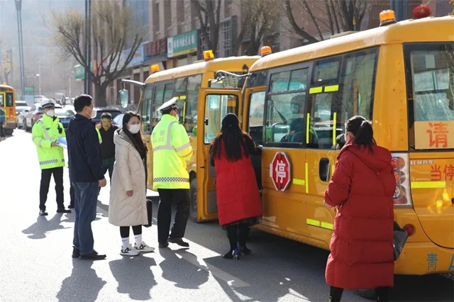 西寧公安交管部門對(duì)校車進(jìn)行交通安全大檢查。西寧市公安交通管理局供圖