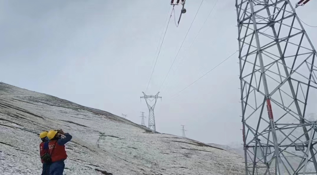 青海送變電運(yùn)維人員對(duì)110千伏玉治I、II回輸電線路進(jìn)行覆冰覆雪特巡。王振錄攝