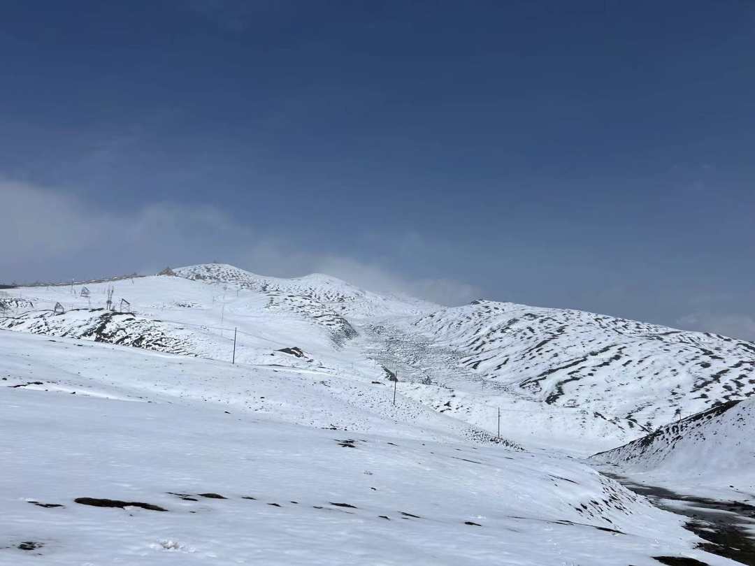 拉脊山雪景。