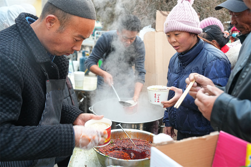 臨時(shí)安置點(diǎn)外，拉面的香氣四溢。賀勇攝