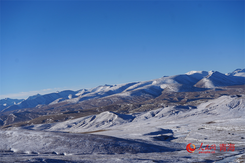 玉樹藏族自治州雜多縣境內(nèi)拍攝的雪山。人民網(wǎng) 陳明菊攝