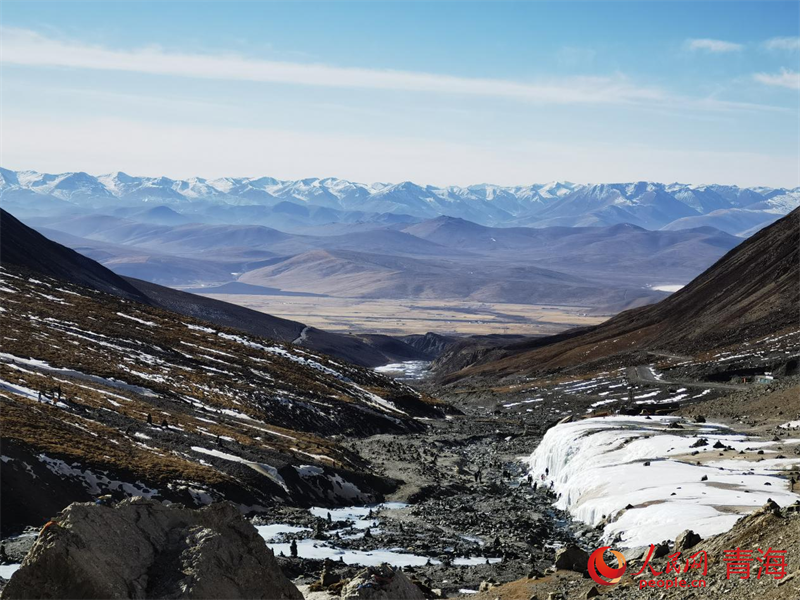 冬日的崗什卡雪峰盡顯蒼涼壯美。人民網(wǎng) 白波攝