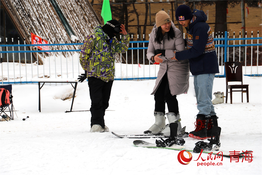 游客樂(lè)享冰雪季。人民網(wǎng) 陳明菊攝