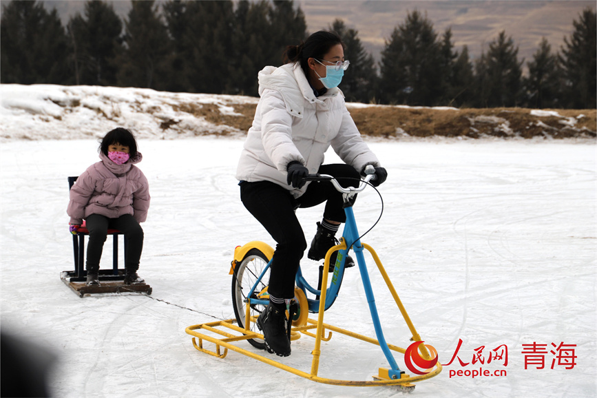 游客樂(lè)享冰雪季。人民網(wǎng) 陳明菊攝