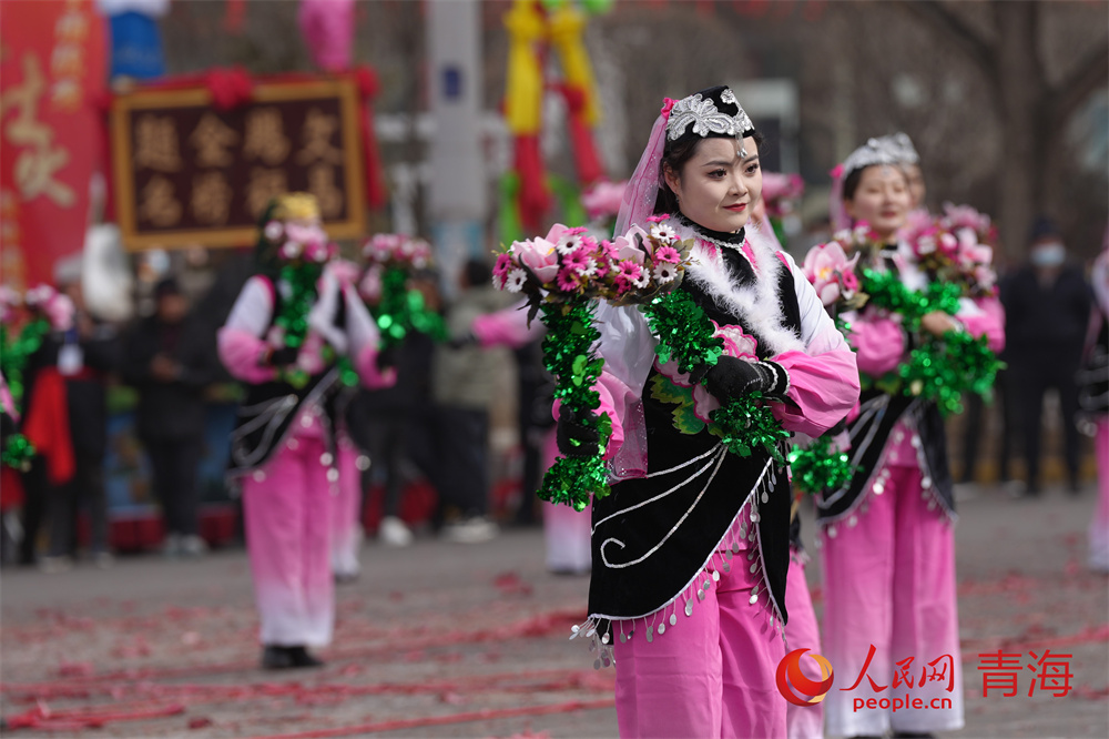 西寧優(yōu)秀社火集中巡演民族舞蹈表演。人民網(wǎng)記者 甘海瓊攝