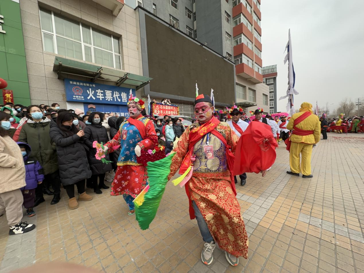 社火演員扭著秧歌進(jìn)場表演。李昊攝