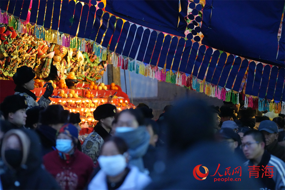 2月24日，青海湟中塔爾寺酥油花燈節(jié)游客排隊(duì)觀展。人民網(wǎng)記者 甘海瓊攝 (4)