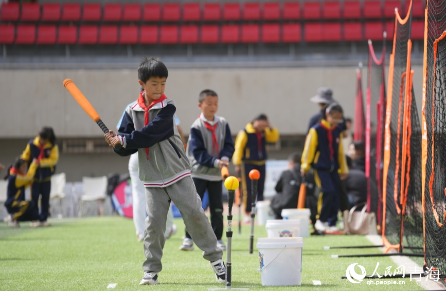 孩子們揮桿擊球。人民網(wǎng) 陳明菊攝