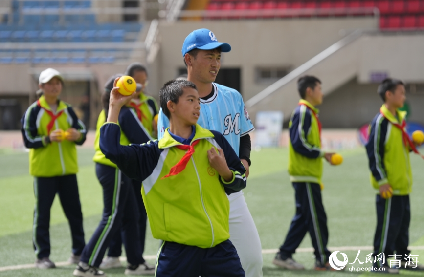 教練指導(dǎo)擲球。人民網(wǎng) 陳明菊攝