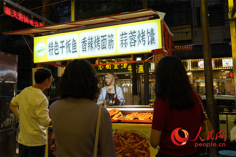 夜市餐飲區(qū)的特色飲食。人民網(wǎng)記者 甘海瓊攝