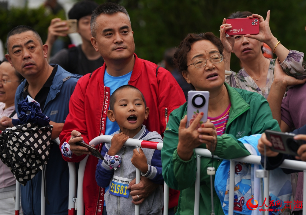 觀眾為賽事選手加油打氣。人民網(wǎng) 陳明菊攝