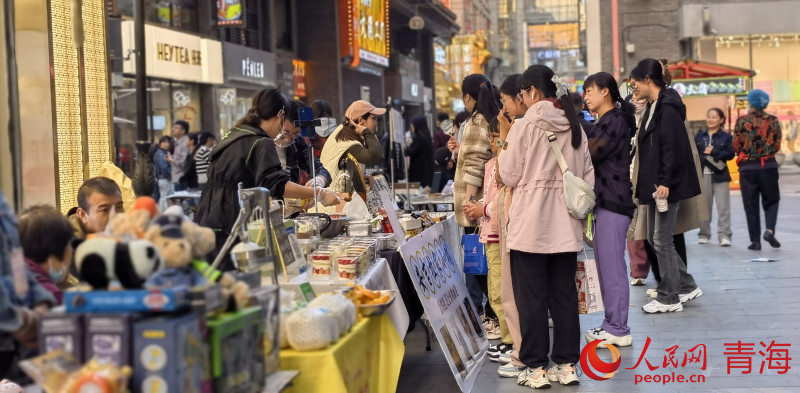 西寧市城西區(qū)力盟商業(yè)步行街整齊劃一的攤位。人民網(wǎng) 馬可欣攝