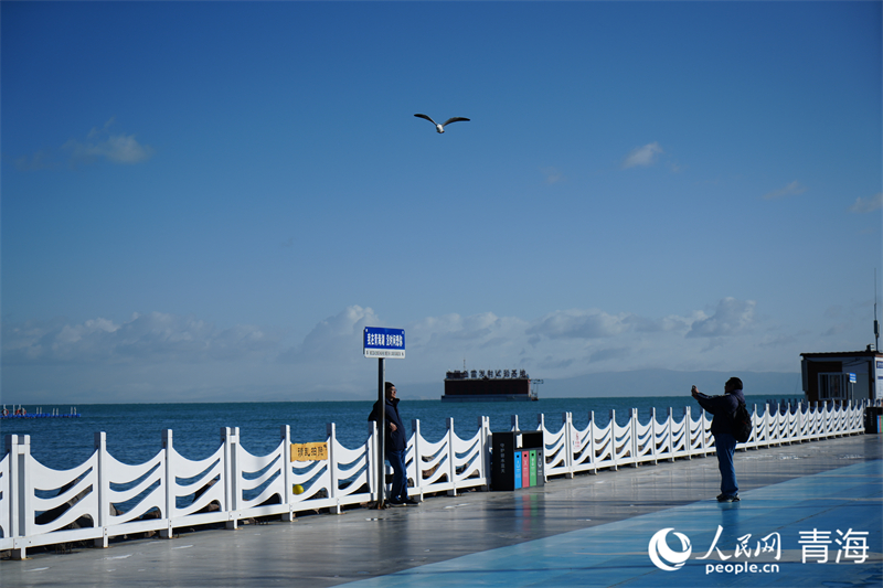 游客在青海湖二郎劍景區(qū)游玩。人民網(wǎng) 況玉攝