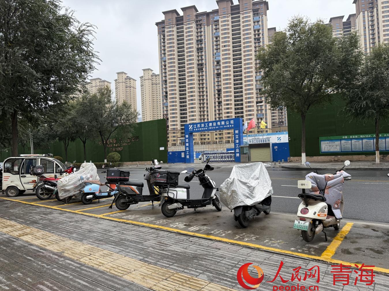 為騎手劃定的停車位。人民網(wǎng) 況玉攝