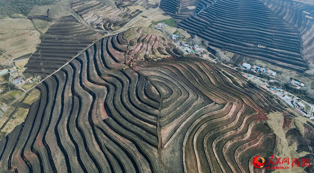 大通縣青山鄉(xiāng)紅泉村坡耕地實(shí)現(xiàn)“梯田化”。人民網(wǎng) 陳明菊攝