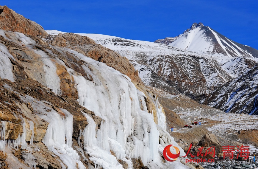 崗什卡雪峰五彩冰瀑。人民網(wǎng)記者 甘海瓊攝